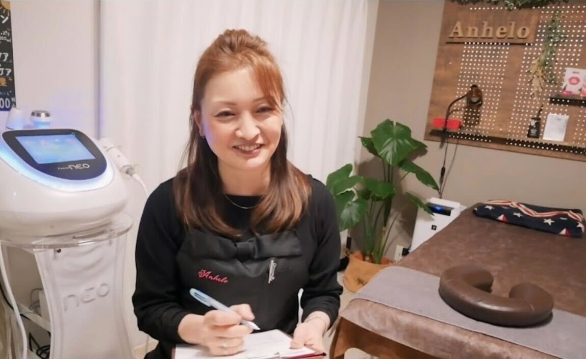 丁寧なカウンセリングを行うサロンオーナー